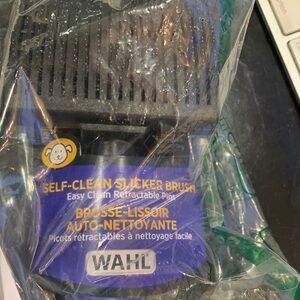 Wahl Self-Cleaning Pet Brush with Black and Blue Design